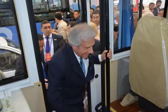 乌拉圭总统塔瓦雷·巴斯克斯亲自登上跃迪新能源客车