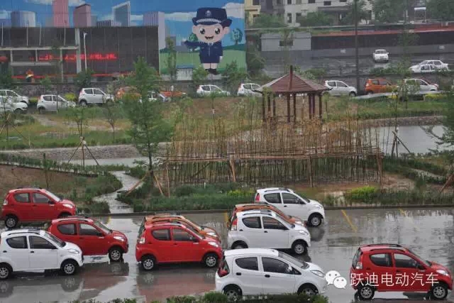 跃迪人冒雨检测发车甘肃，第一时间保证跃迪电动汽车市场供应