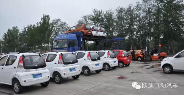 跃迪人冒雨检测发车甘肃，第一时间保证跃迪电动汽车市场供应