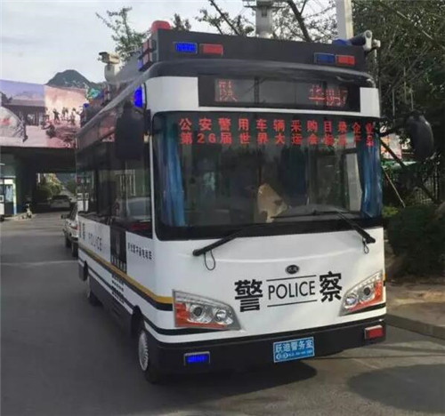 跃迪移动警务室执勤于陕西省华阴市高速路口，零距离服务群众