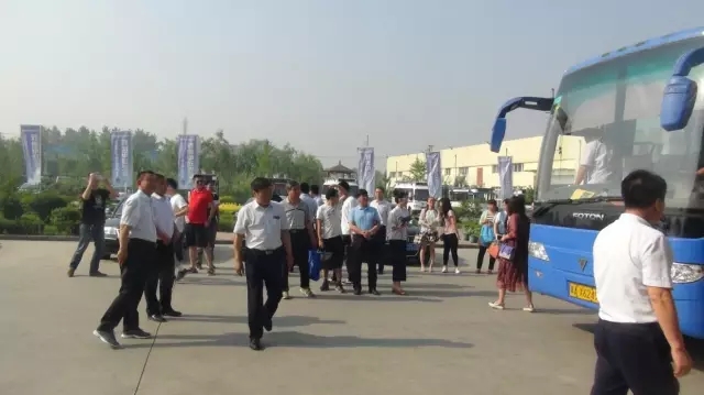 河北省委党校2016级研究生学员到跃迪电动汽车生产基地参观学习