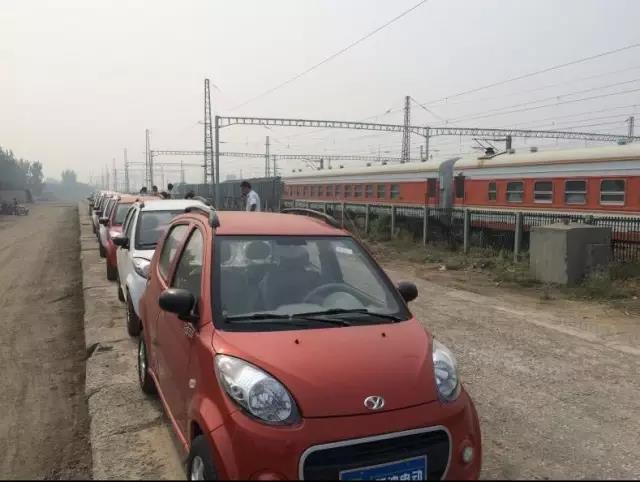 跃迪电动汽车批量发车贵州贵阳——跃迪发力铁路货物运输，及时满足用户需求